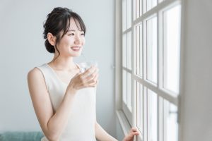 水を飲む女性
