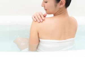 背中を見る女性