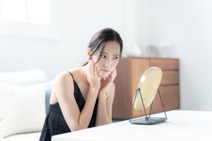 鏡を見る女性