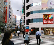 横断歩道を渡る