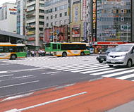 横断歩道を渡る