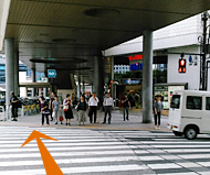 横断歩道を渡る